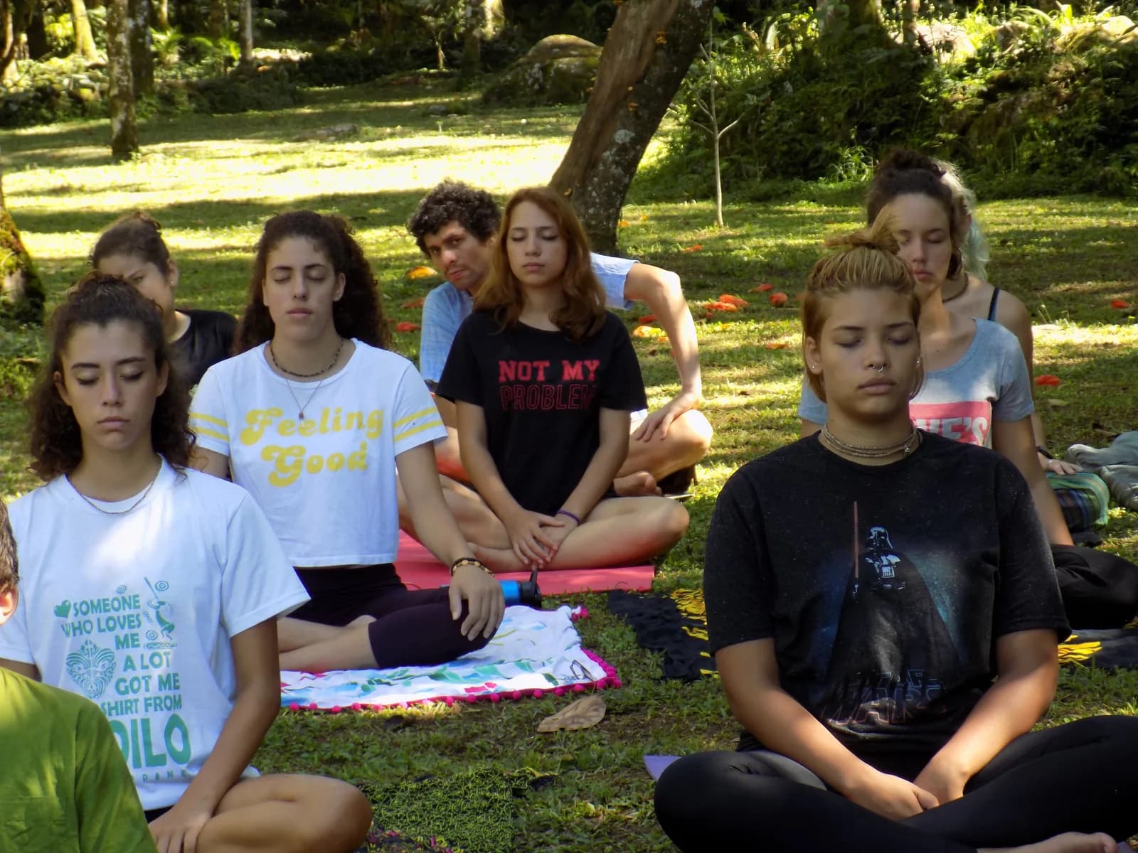 Prática de meditação coletiva ao ar livre