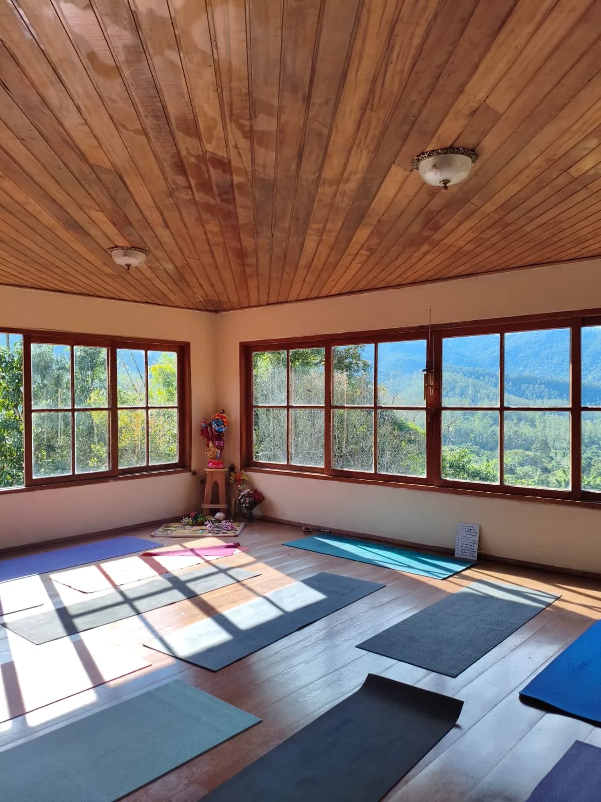 Sala de práticas do Pranidhana Ashram, com vista para a serra da Mantiqueira ao amanhecer